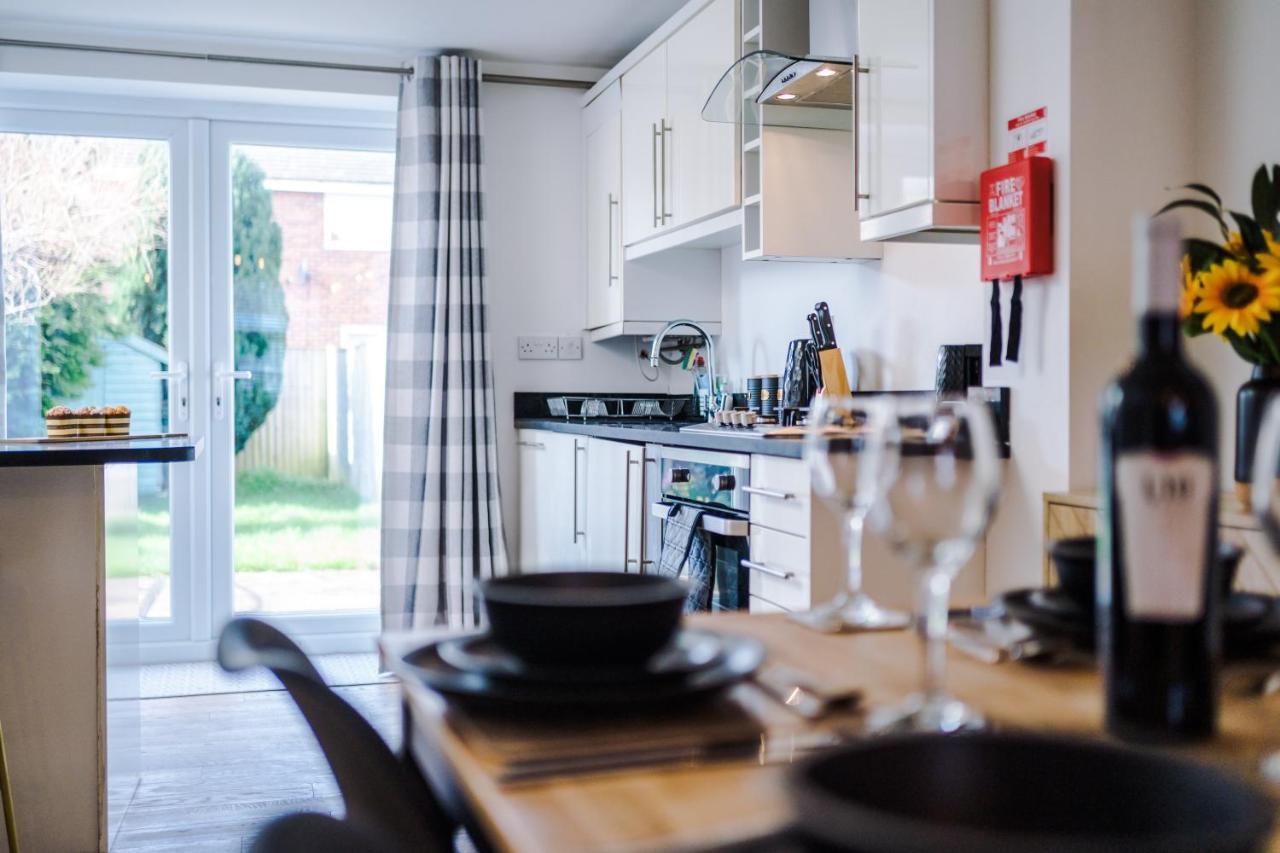 Pristine 2-Bed House In Chester By 53 Degrees Property, Ideal For Families & Small Groups, Great Location - Sleeps 6 Hough Green Exterior foto