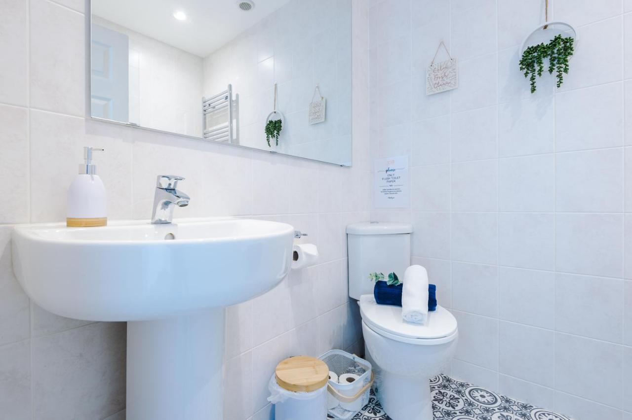 Pristine 2-Bed House In Chester By 53 Degrees Property, Ideal For Families & Small Groups, Great Location - Sleeps 6 Hough Green Exterior foto